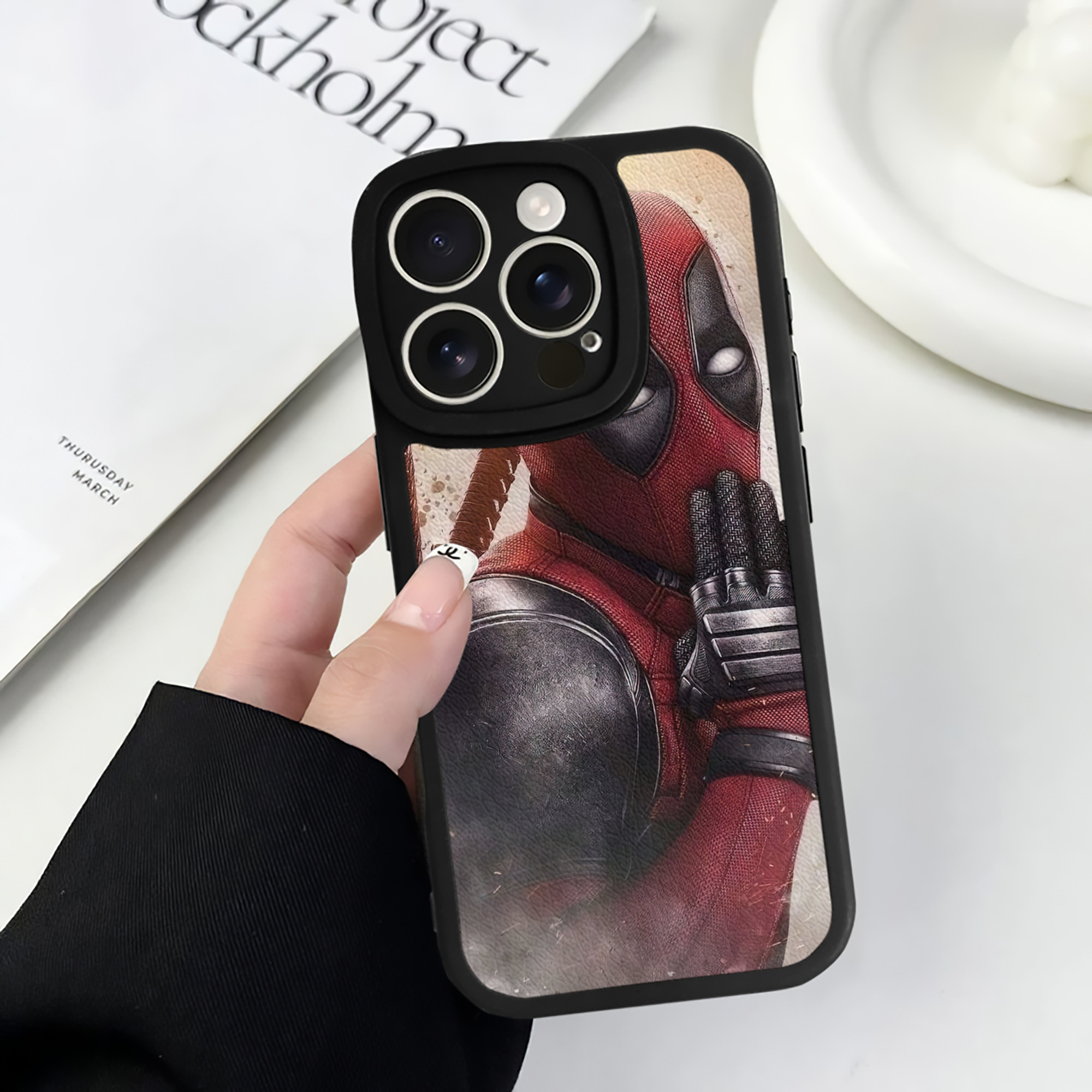 （画像用） Deadpool デッドプール 【iPhone 16シリーズ対応】シリコンスマホケース（レザー調） 材質：シリコン